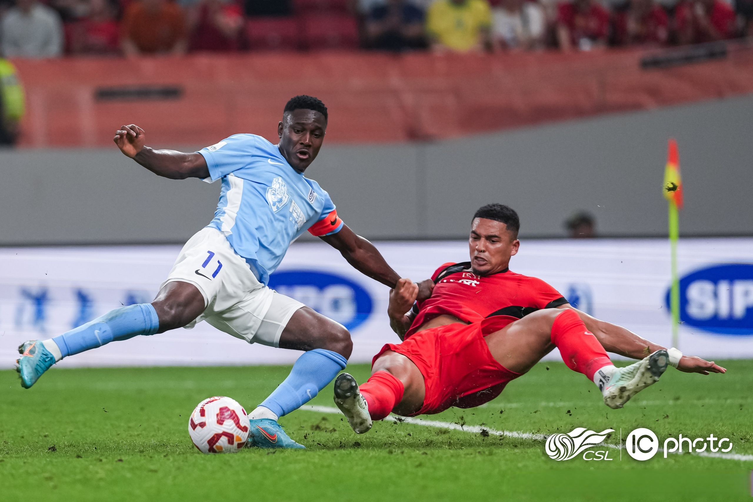 爱游戏体育-英超倒计时，上海海港赛后外线爆发，细节引发关注，悬念犹存，临场指挥获称赞(上海海港2024进球集锦)